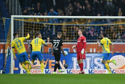 Remis am Tabellenende: Braunschweig nur 1:1 gegen Münster - Frühe Braunschweiger Führung: Rayan Philippe (r) erzielt das 1:0.