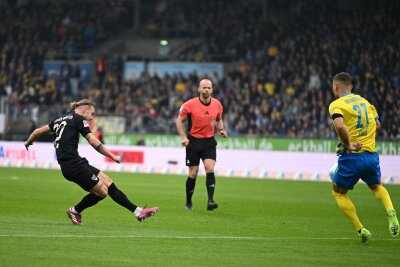 Remis am Tabellenende: Braunschweig nur 1:1 gegen Münster - Münsters schnelle Antwort: Jorrit Hendrix (l) trifft zum 1:1. 