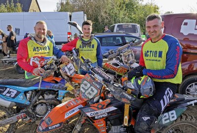 Rennaction in Zumroda: Impressionen vom 5. Stoppelcrossrennen - Die 1. Mannschaft vom MC Oberwiera belegte seinen sehr guten 4 Platz am Ende.Michael Kahl,Max Tischer und der Belgier Roel Geurts (von links). Foto: Andreas Kretschel