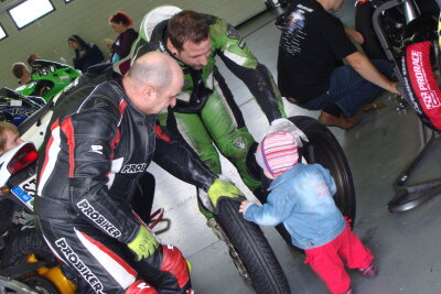 Rennfahrer aus Mittelsachsen zwischen Adrenalin, Leidenschaft und Risiko - Drei Generationen auf einem Foto: Papa Martin, René und Tochter Zoé.