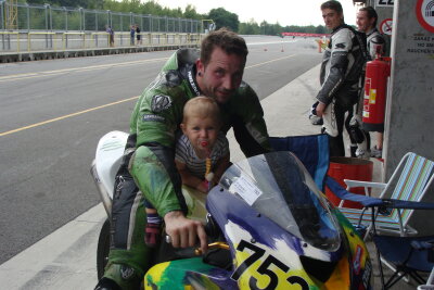 Rennfahrer aus Mittelsachsen zwischen Adrenalin, Leidenschaft und Risiko - René Grundei mit seiner Tochter Zoé im Jahr 2011. Der Motorsport ist ein fester Bestandteil seines Lebens.