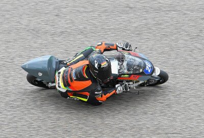 Rennreigen auf dem Sachsenring eröffnet - Dustin Schneider rutschte nach anfänglicher Führung noch auf Rang acht ab. Foto: Thorsten Horn