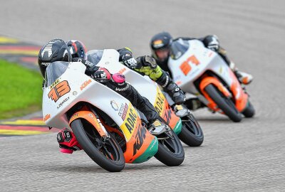 Rennreigen auf dem Sachsenring eröffnet - Amy Zmarzly (# 73) vor ? und Phil Urlaß (# 37). Foto: Thorsten Horn