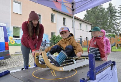 Rennrodler im Bewegungskindergarten zu Besuch - Rodlerin Melina Fischer (li.) hat letztes Jahr bei der U23-Europameisterschaft und Weltmeisterschaft Bronze geholt - jetzt war sie mit beim Kindertags-Event im Bewegungskindergarten in Bad Schlema. Foto: Ralf Wendland