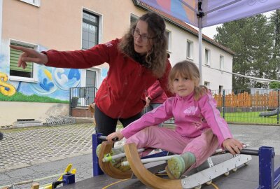 Rennrodler im Bewegungskindergarten zu Besuch - Maria Sprich, Regionaltrainerin in Oberwiesenthal (li.) war mit beim Kindertags-Event im Bewegungskindergarten in Bad Schlema. Foto: Ralf Wendland