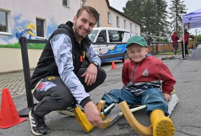 Rennrodler im Bewegungskindergarten zu Besuch - Timon Grancagnolo (li.) ist U23-Weltmeister 2023 und 2024 - jetzt war er mit beim Kindertags-Event im Bewegungskindergarten in Bad Schlema. Foto: Ralf Wendland