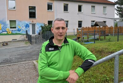 Rennrodler im Bewegungskindergarten zu Besuch - Andreas Rucks ist Erzieher im Bewegungskindergarten in Bad Schlema. Foto: Ralf Wendland