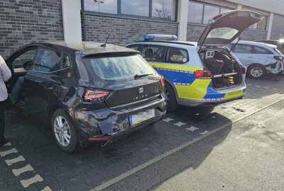 Rentner rammt beim Ausparken drei PKW: Frau zwischen Fahrzeugen eingeklemmt - Ein Seatfahrer im Rentenalter wollte offenbar rückwärts ausparken, geriet ins Schleudern und rammte drei andere PKW.