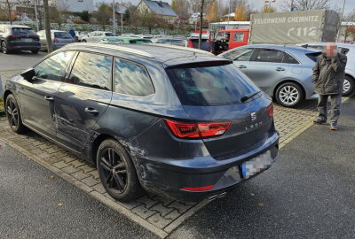 Rentner rammt beim Ausparken drei PKW: Frau zwischen Fahrzeugen eingeklemmt - Sie musste von der Feuerwehr befreit werden und kam verletzt in ein Krankenhaus.