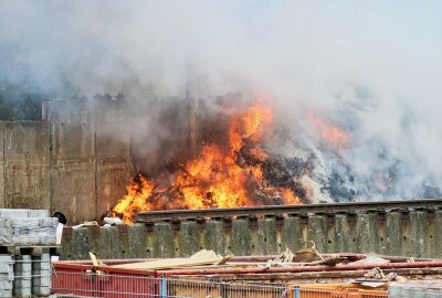 Restmüll geht bei Landkreisentsorgung an  B101 in Flammen auf -  Die Landkreisentsorgung unterstützt die Einsatzkräfte der Feuerwehr. Foto: Niko Mutschmann