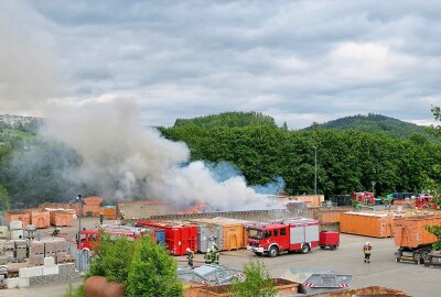 Restmüll geht bei Landkreisentsorgung an  B101 in Flammen auf -  Die Landkreisentsorgung unterstützt die Einsatzkräfte der Feuerwehr. Foto: Niko Mutschmann