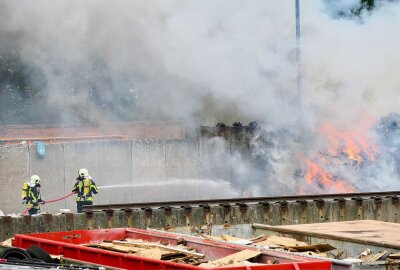 Restmüll geht bei Landkreisentsorgung an  B101 in Flammen auf -  Die Landkreisentsorgung unterstützt die Einsatzkräfte der Feuerwehr. Foto: Niko Mutschmann