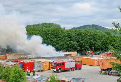 Restmüll geht bei Landkreisentsorgung an  B101 in Flammen auf -  Die Landkreisentsorgung unterstützt die Einsatzkräfte der Feuerwehr. Foto: Niko Mutschmann