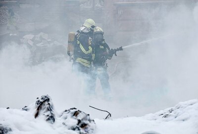 Restmüll geht bei Landkreisentsorgung an  B101 in Flammen auf -  Die Landkreisentsorgung unterstützt die Einsatzkräfte der Feuerwehr. Foto: Niko Mutschmann