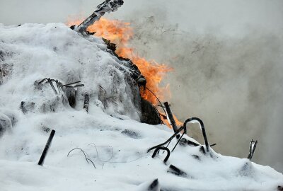 Restmüll geht bei Landkreisentsorgung an  B101 in Flammen auf -  Die Landkreisentsorgung unterstützt die Einsatzkräfte der Feuerwehr. Foto: Niko Mutschmann