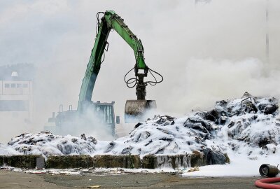 Restmüll geht bei Landkreisentsorgung an  B101 in Flammen auf -  Die Landkreisentsorgung unterstützt die Einsatzkräfte der Feuerwehr. Foto: Niko Mutschmann