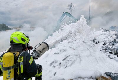 Restmüll geht bei Landkreisentsorgung an  B101 in Flammen auf -  Die Landkreisentsorgung unterstützt die Einsatzkräfte der Feuerwehr. Foto: Niko Mutschmann