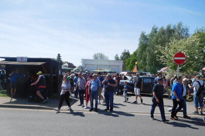 Retro-Rendezvous: Hartmannsdorfs jährliches Oldtimertreffen - Viele Besucher strömten bei bestem Wetter ins mittelsächsische Hartmannsdorf.