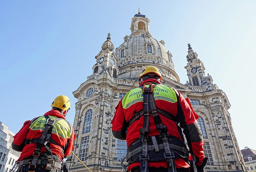 Retter im Notfall: Höhenrettungsgruppe übt an der Dresdner Frauenkirche - Impressionen der Höhenrettungsübung an der Dresdner Frauenkirche. Foto: Roland Halkasch