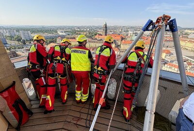 Retter im Notfall: Höhenrettungsgruppe übt an der Dresdner Frauenkirche - Impressionen der Höhenrettungsübung an der Dresdner Frauenkirche. Foto: Roland Halkasch