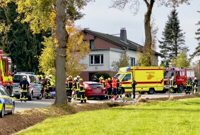 Rettungs-Heli und Großeinsatz: Schwerer Unfall mit vier Verletzten in Zschorlau - Kurz nach 10 Uhr ereignete sich ein schwerer Verkehrsunfall mit mehreren Verletzten auf der Karlsbader Straße in Zschorlau. Foto: Daniel Unger