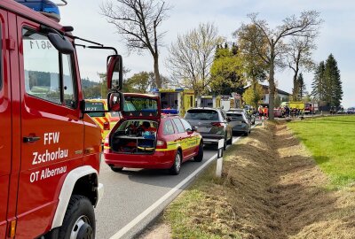 Rettungs-Heli und Großeinsatz: Schwerer Unfall mit vier Verletzten in Zschorlau -  Insgesamt rückten 40 Einsatzkräfte der Feuerwehr mit acht Fahrzeugen an. Die Karlsbader Straße wurde an der Unfallstelle voll gesperrt.