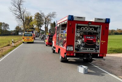 Rettungs-Heli und Großeinsatz: Schwerer Unfall mit vier Verletzten in Zschorlau - Eine der verletzten Personen wurde mit dem Rettungshubschrauber ins Krankenhaus geflogen. Die anderen drei Verletzten wurden mit Rettungswagen ins Krankenhaus gefahren.