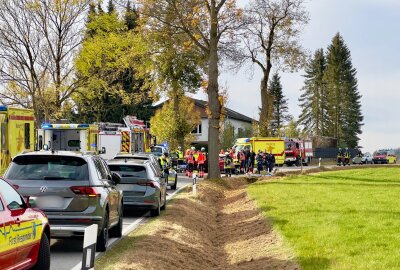 Rettungs-Heli und Großeinsatz: Schwerer Unfall mit vier Verletzten in Zschorlau - Bei einem anderen Fahrzeug wurde eine Tür entfernt, um dem Notarzt Zugang zu der verletzten Person zu verschaffen.