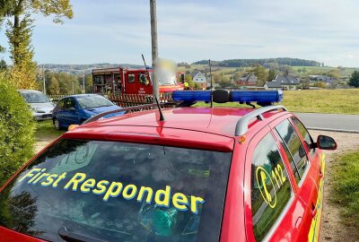 Rettungs-Heli und Großeinsatz: Schwerer Unfall mit vier Verletzten in Zschorlau -  Insgesamt rückten 40 Einsatzkräfte der Feuerwehr mit acht Fahrzeugen an. Die Karlsbader Straße wurde an der Unfallstelle voll gesperrt.