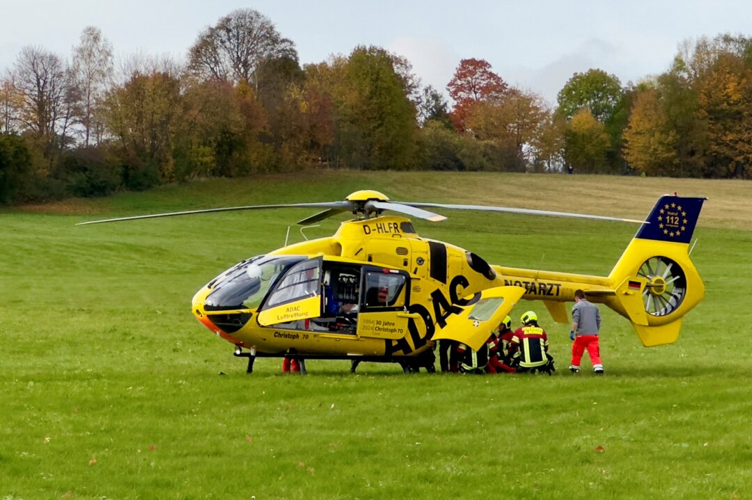 Rettungs-Heli und Großeinsatz: Schwerer Unfall mit vier Verletzten in Zschorlau - Kurz nach 10 Uhr ereignete sich ein schwerer Verkehrsunfall mit mehreren Verletzten auf der Karlsbader Straße in Zschorlau. Foto: Daniel Unger