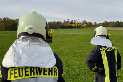 Rettungs-Heli und Großeinsatz: Schwerer Unfall mit vier Verletzten in Zschorlau - Eine der verletzten Personen wurde mit dem Rettungshubschrauber ins Krankenhaus geflogen. Die anderen drei Verletzten wurden mit Rettungswagen ins Krankenhaus gefahren.