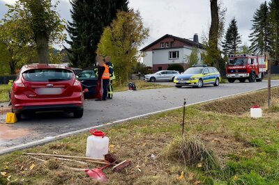 Rettungs-Heli und Großeinsatz: Schwerer Unfall mit vier Verletzten in Zschorlau - Bei einem anderen Fahrzeug wurde eine Tür entfernt, um dem Notarzt Zugang zu der verletzten Person zu verschaffen.