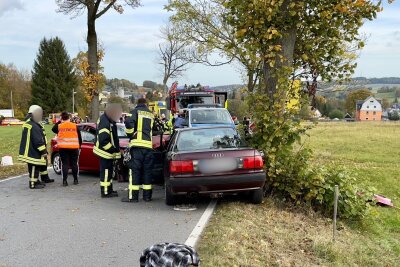 Rettungs-Heli und Großeinsatz: Schwerer Unfall mit vier Verletzten in Zschorlau - Nach ersten Informationen sind zwei PKW frontal zusammen gestoßen. Dabei wurden vier Personen verletzt. 