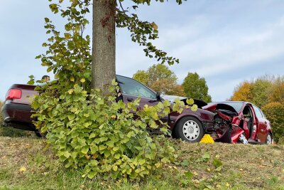 Rettungs-Heli und Großeinsatz: Schwerer Unfall mit vier Verletzten in Zschorlau - Nach ersten Informationen sind zwei PKW frontal zusammen gestoßen. Dabei wurden vier Personen verletzt. 