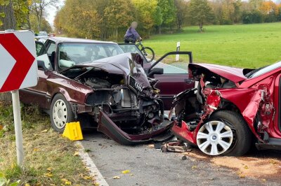 Rettungs-Heli und Großeinsatz: Schwerer Unfall mit vier Verletzten in Zschorlau - Kurz nach 10 Uhr ereignete sich ein schwerer Verkehrsunfall mit mehreren Verletzten auf der Karlsbader Straße in Zschorlau. Foto: Daniel Unger