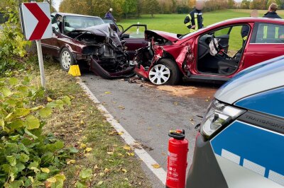 Rettungs-Heli und Großeinsatz: Schwerer Unfall mit vier Verletzten in Zschorlau -  Eine verletzte Person war im Fahrzeug eingeklemmt und konnte erst durch die Entfernung von Ästen mit der Kettensäge befreit werden. 