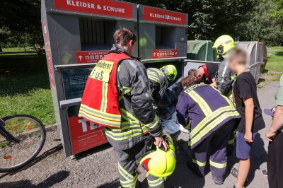 Rettungsaktion: Anwohner hören Miauen aus Kleidercontainer - 