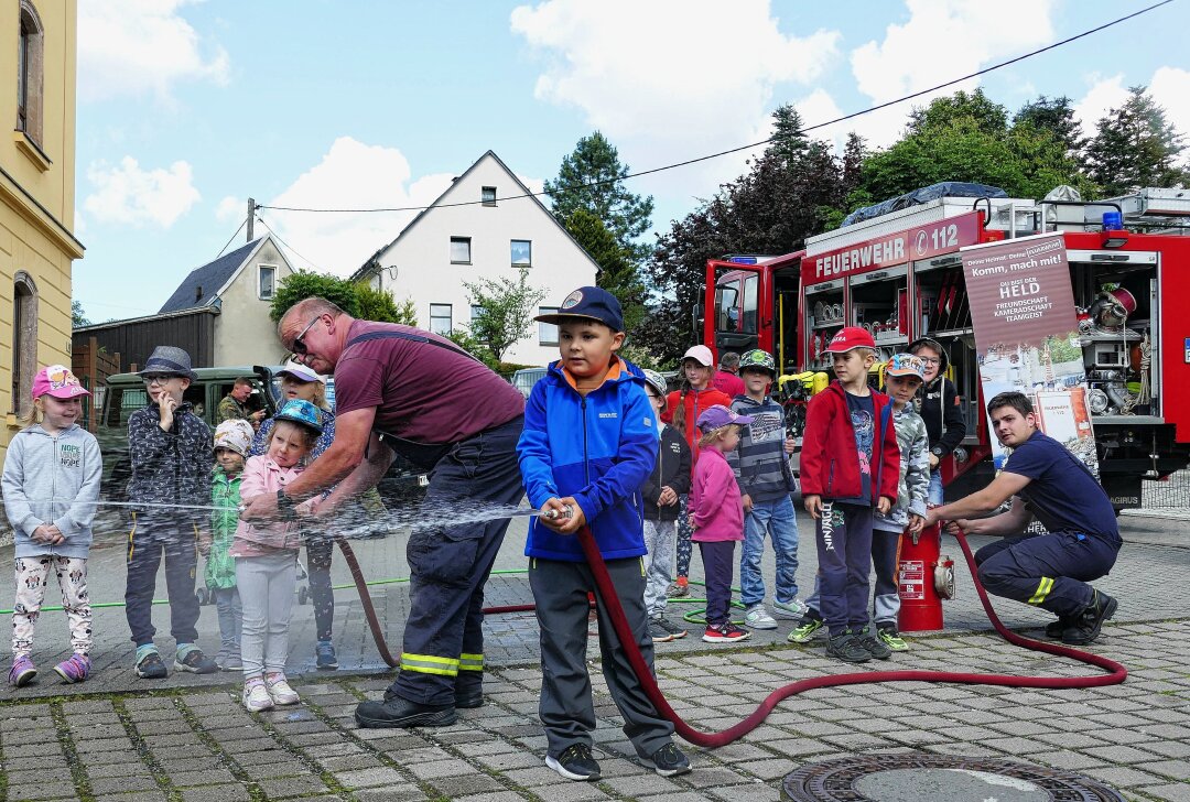 Rettungseinsatz an Wiesaer Grundschule bringt alle zum Strahlen - Bei der Feuerwehr waren die Kinder im Zielspritzen gefordert. Foto: Andreas Bauer