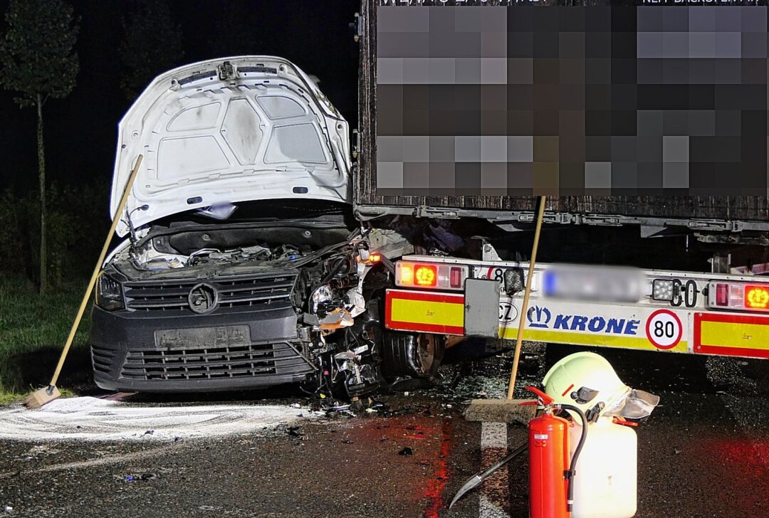 Rettungseinsatz auf der S38: Caddy kracht gegen LKW - Der LKW Fahrer blieb unverletzt. Foto: Sören Müller