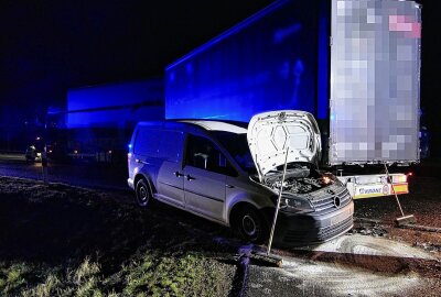 Rettungseinsatz auf der S38: Caddy kracht gegen LKW - Der PKW Fahrer wurde schwer verletzt. Foto: Sören Müller