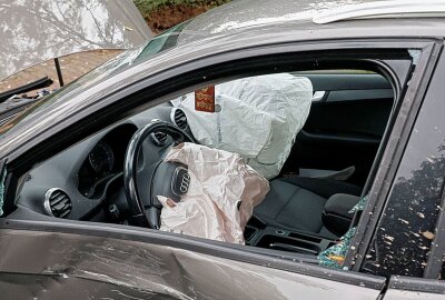 Rettungseinsatz in Chemnitz: Audi streift LKW und kracht gegen Baum - Durch den Aufprall wurde der Airbag aktiviert. Foto: ChemPic