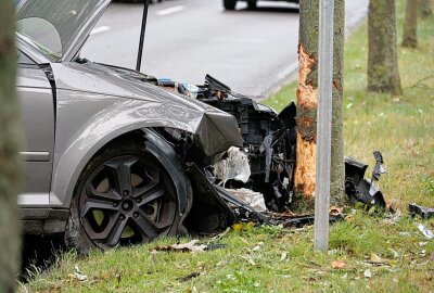 Rettungseinsatz in Chemnitz: Audi streift LKW und kracht gegen Baum - Der Sachschaden ist noch unklar. Foto: ChemPic