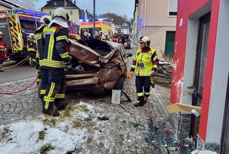 Rettungseinsatz in Grünhain-Beierfeld: Fahrer nach Kollision mit Hauswand eingeklemmt - Gegen 15.15 Uhr kam es in Grünhain-Beierfeld zu einem Verkehrsunfall.