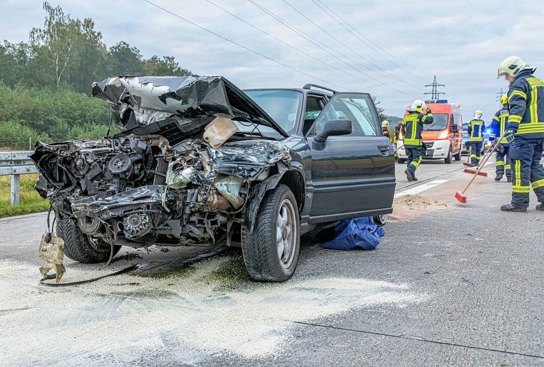 Rettungseinsatz nach Unfall auf der A72: Audi prallt gegen Leitplanken - Bei Stollberg kollidierte ein PKW mit zwei Leitplanken. Foto: André März