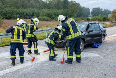 Rettungseinsatz nach Unfall auf der A72: Audi prallt gegen Leitplanken - Bei Stollberg kollidierte ein PKW mit zwei Leitplanken. Foto: André März