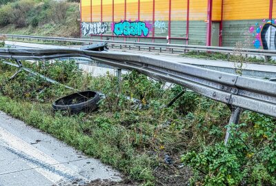 Rettungseinsatz nach Unfall auf der A72: Audi prallt gegen Leitplanken - Bei Stollberg kollidierte ein PKW mit zwei Leitplanken. Foto: André März