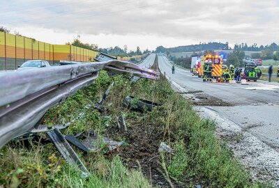 Rettungseinsatz nach Unfall auf der A72: Audi prallt gegen Leitplanken - Bei Stollberg kollidierte ein PKW mit zwei Leitplanken. Foto: André März