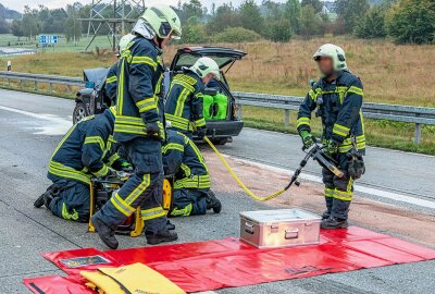 Rettungseinsatz nach Unfall auf der A72: Audi prallt gegen Leitplanken - Bei Stollberg kollidierte ein PKW mit zwei Leitplanken. Foto: André März