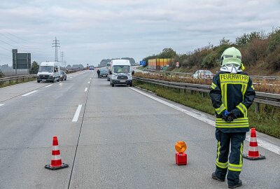 Rettungseinsatz nach Unfall auf der A72: Audi prallt gegen Leitplanken - Bei Stollberg kollidierte ein PKW mit zwei Leitplanken. Foto: André März