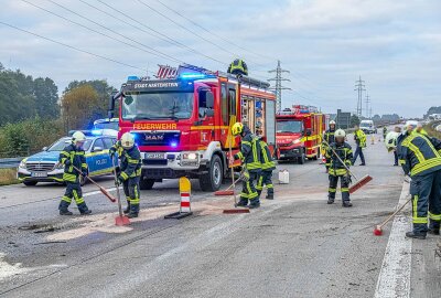 Rettungseinsatz nach Unfall auf der A72: Audi prallt gegen Leitplanken - Bei Stollberg kollidierte ein PKW mit zwei Leitplanken. Foto: André März